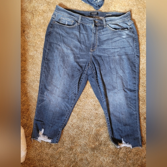 Judy Blue Skinny fit Capris - Picture 1 of 4